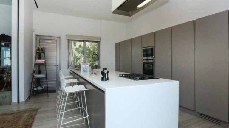 5 Bedroom Villa for Sale in Agios Tychonas, Limassol District