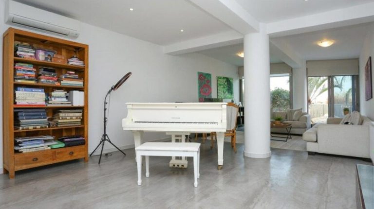 5 Bedroom Villa for Sale in Agios Tychonas, Limassol District
