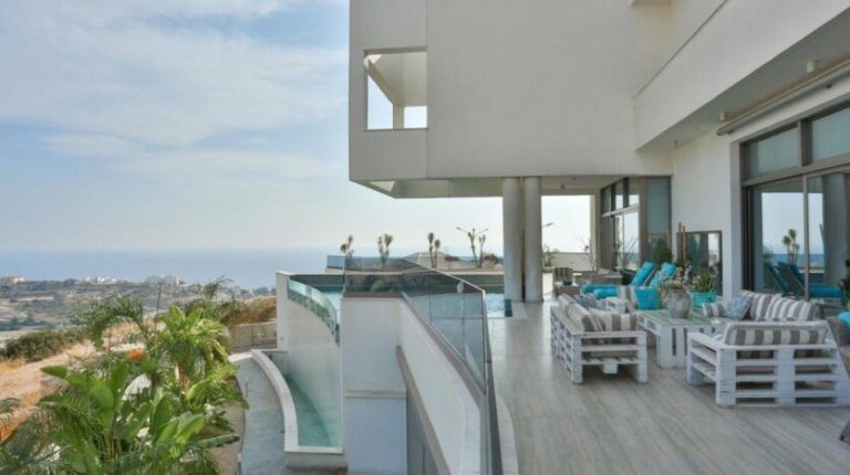 5 Bedroom Villa for Sale in Agios Tychonas, Limassol District