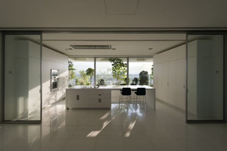 The White Walls (The Tower 25)