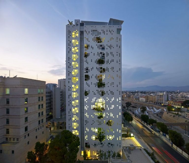 The White Walls (The Tower 25)