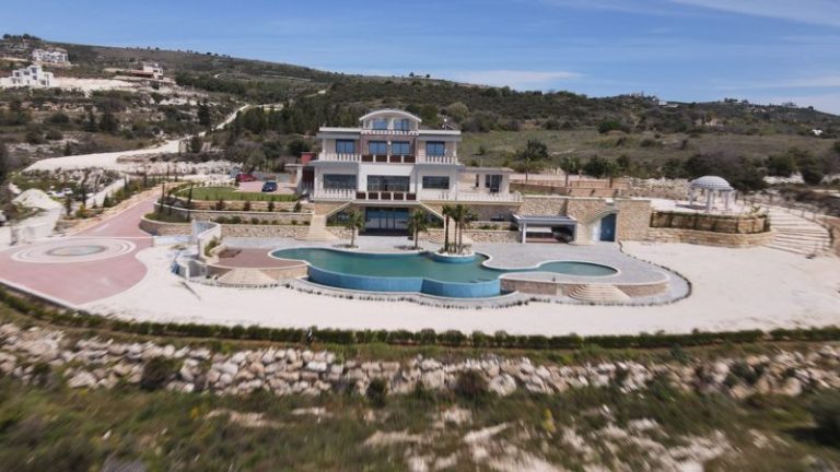 6+ Bedroom House for Sale in Mesa Chorio, Paphos District