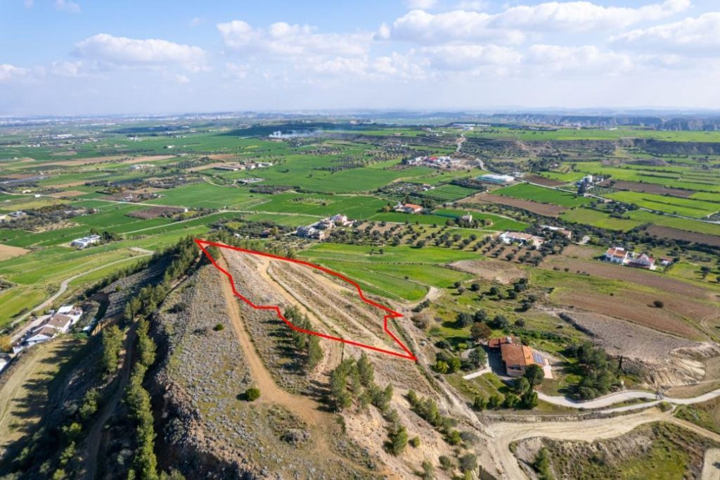 7,358m² Plot for Sale in Pera, Nicosia District