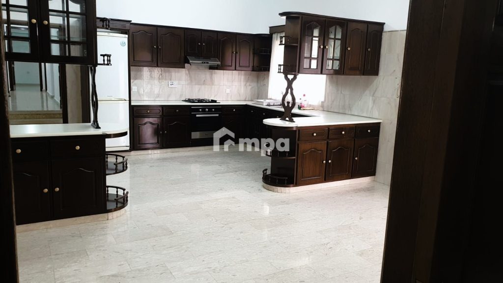 6+ Bedroom House for Sale in Larnaca District
