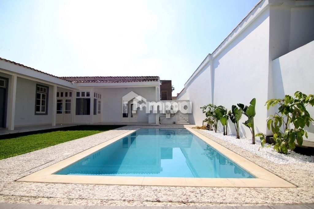4 Bedroom House for Sale in Agioi Omologites, Nicosia District