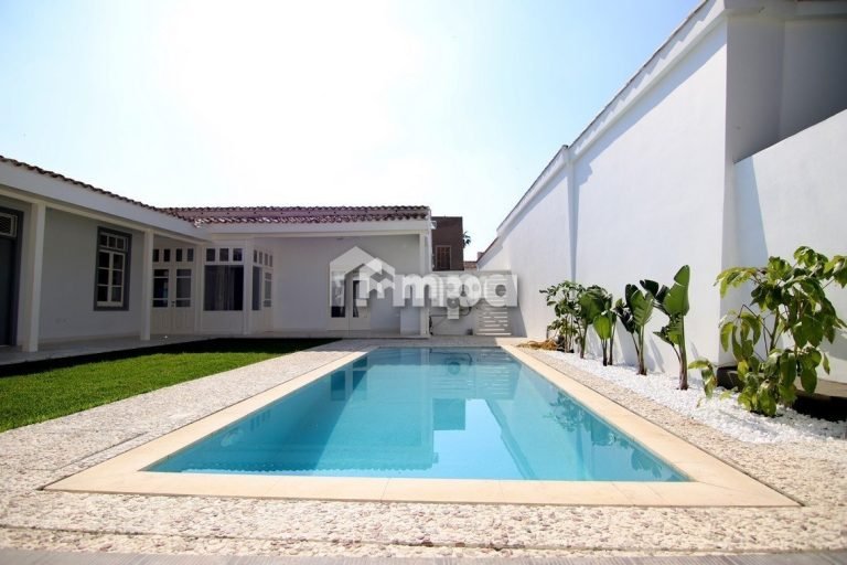 4 Bedroom House for Sale in Agioi Omologites, Nicosia District