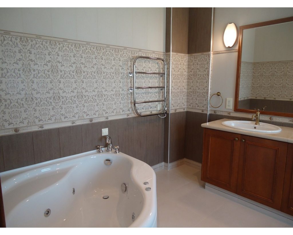 5 Bedroom House for Sale in Agios Tychonas, Limassol District