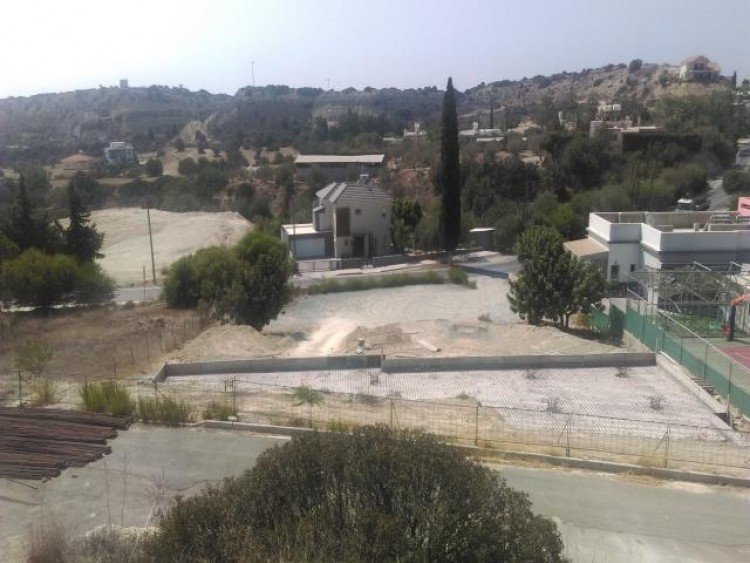 1,000m² Plot for Sale in Agios Tychonas, Limassol District