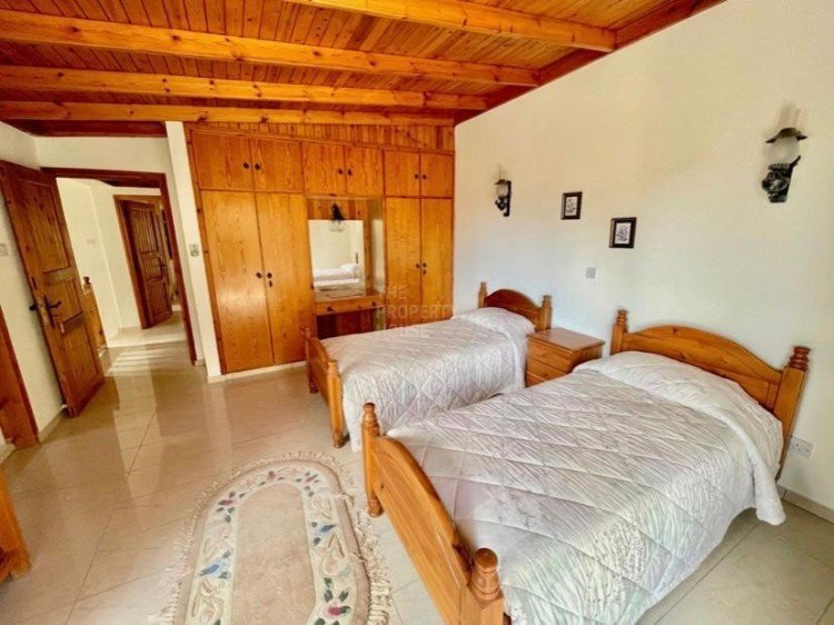 6+ Bedroom House for Sale in Moniatis, Limassol District