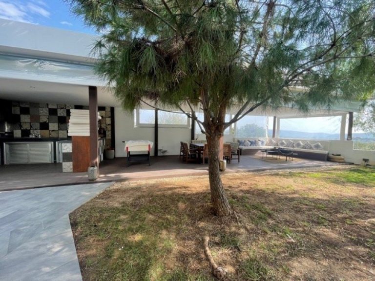 5 Bedroom House for Sale in Parekklisia, Limassol District