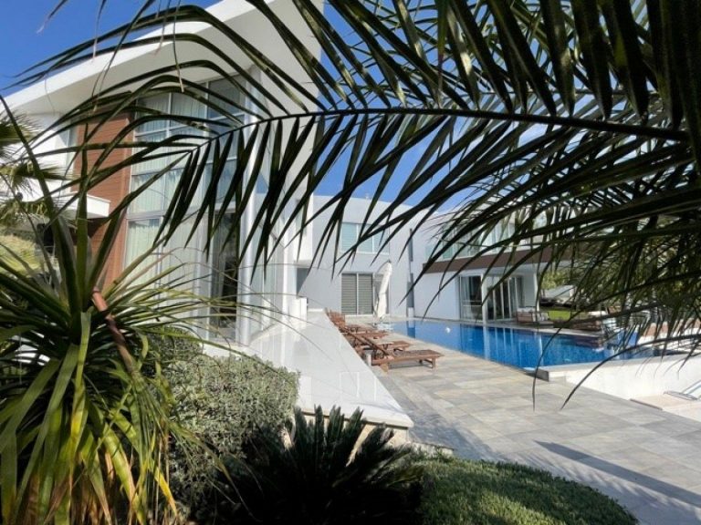 5 Bedroom House for Sale in Parekklisia, Limassol District