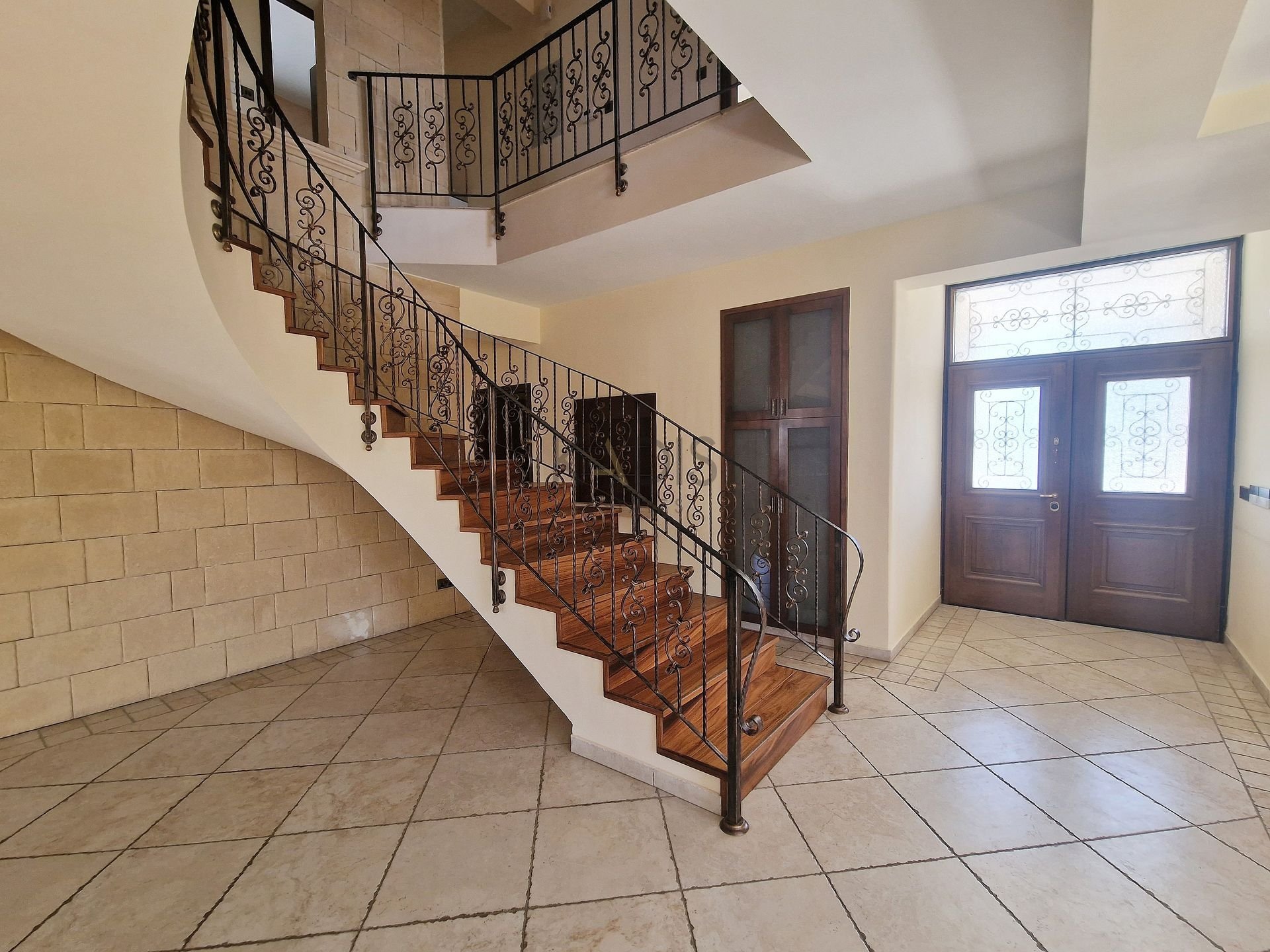 6+ Bedroom Villa for Sale in Tseri, Nicosia District