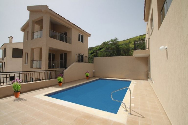 5 Bedroom House for Sale in Peyia, Paphos District