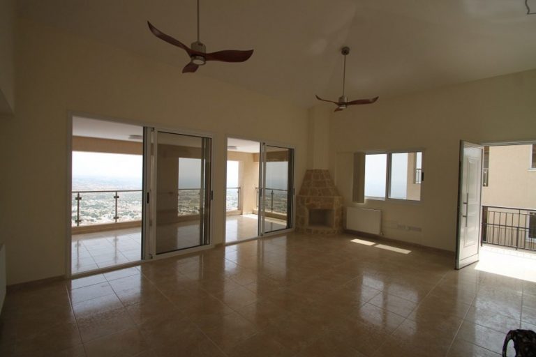 5 Bedroom House for Sale in Peyia, Paphos District