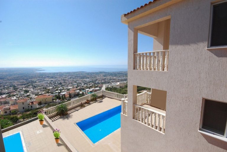 5 Bedroom House for Sale in Peyia, Paphos District