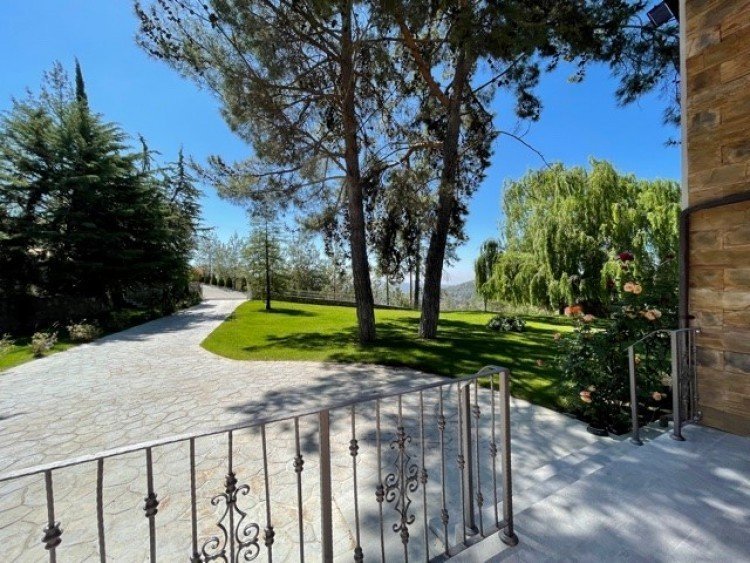 5 Bedroom House for Rent in Moniatis, Limassol District