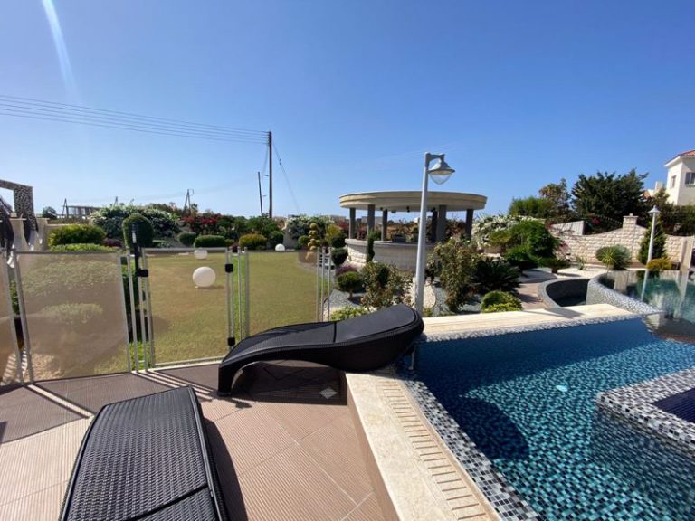 3 Bedroom House for Sale in Sea Caves, Paphos District