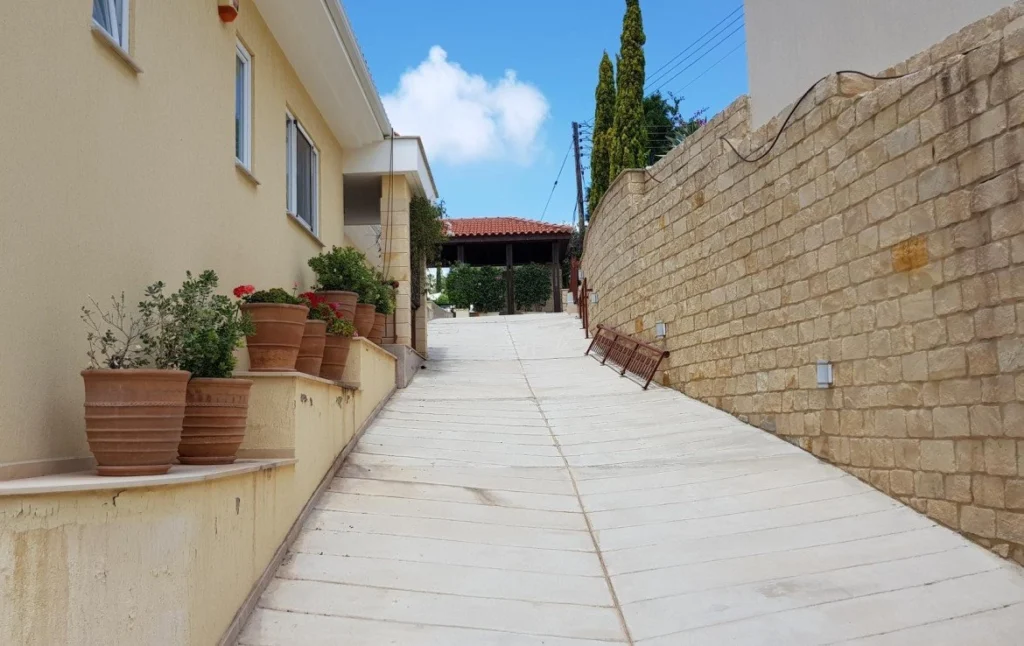 5 Bedroom House for Sale in Kamares, Paphos District