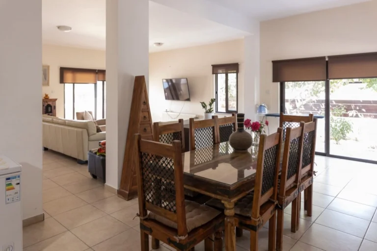 5 Bedroom House for Sale in Chlorakas, Paphos District