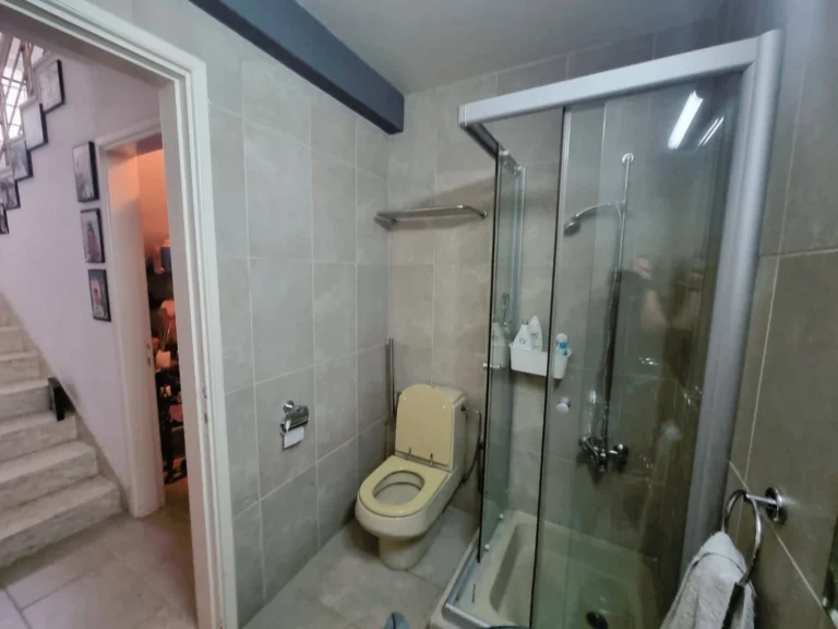 5 Bedroom House for Sale in Moniatis, Limassol District