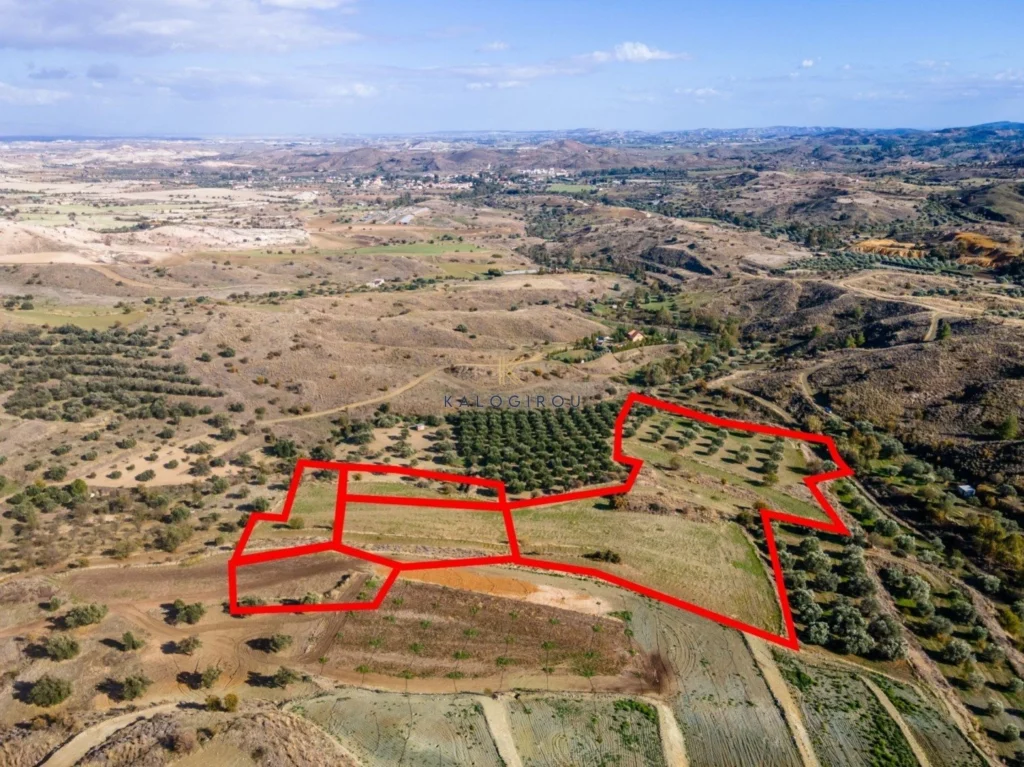 17,692m² Plot for Sale in Pera, Nicosia District