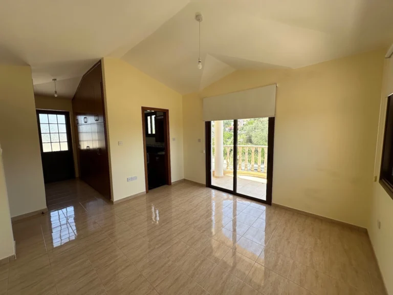 4 Bedroom House for Sale in Chlorakas, Paphos District