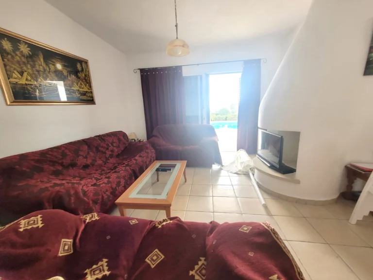 4 Bedroom House for Sale in Chlorakas, Paphos District