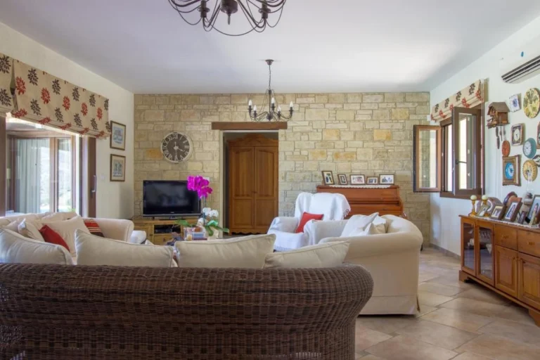 4 Bedroom House for Sale in Episkopi Lemesou, Paphos District