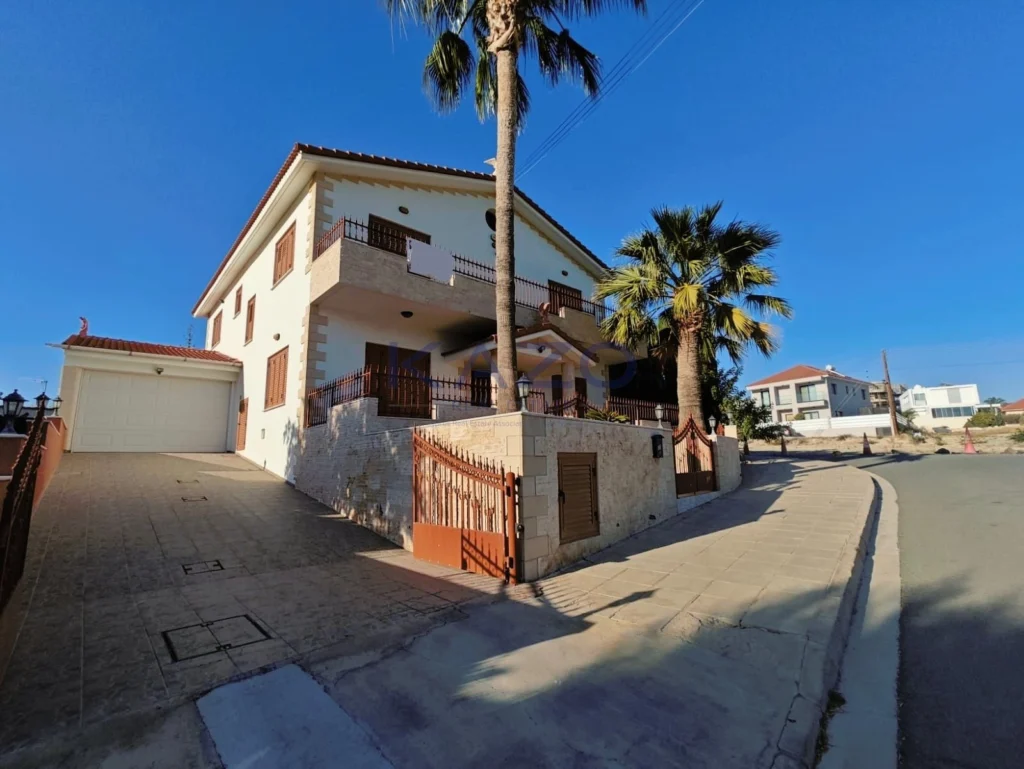 4 Bedroom House for Sale in Limassol – Agios Athanasios