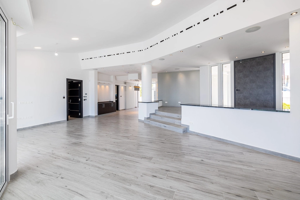 5 Bedroom House for Sale in Kissonerga, Paphos District