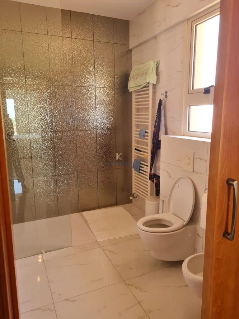 5 Bedroom House for Sale in Pervolia Larnacas