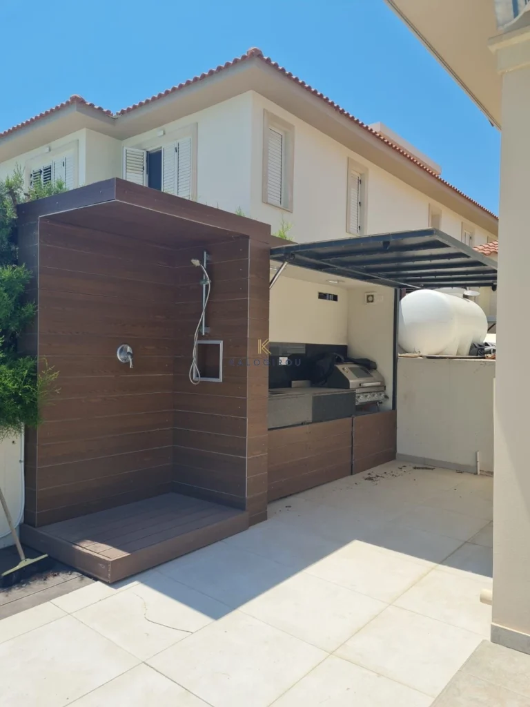 5 Bedroom House for Sale in Pervolia Larnacas