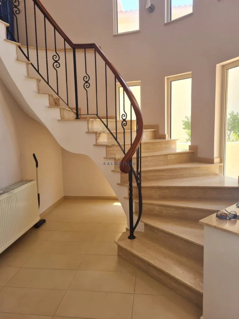 5 Bedroom House for Sale in Pervolia Larnacas
