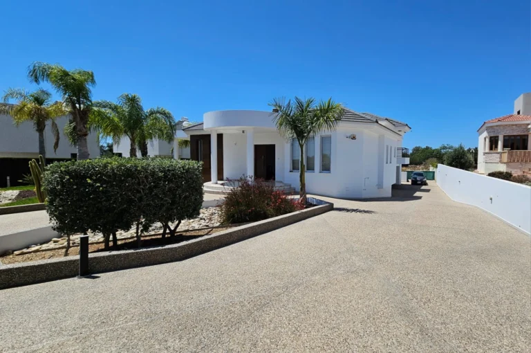 4 Bedroom House for Sale in Chlorakas, Paphos District