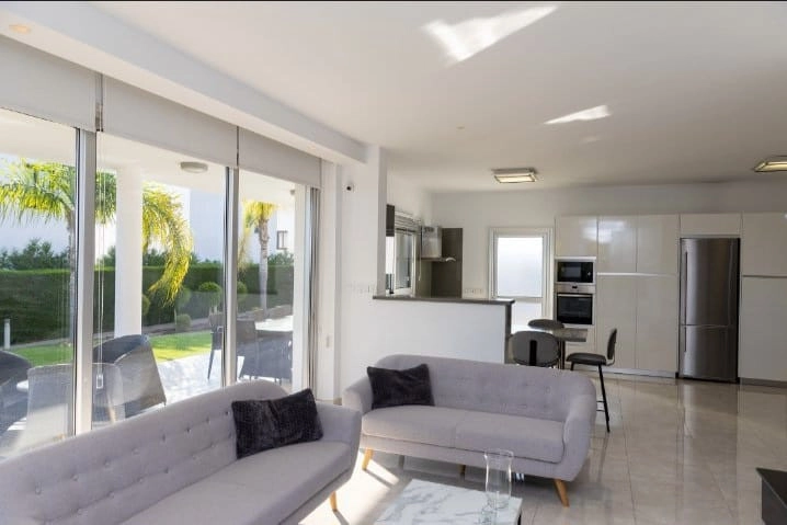 4 Bedroom House for Sale in Chlorakas, Paphos District