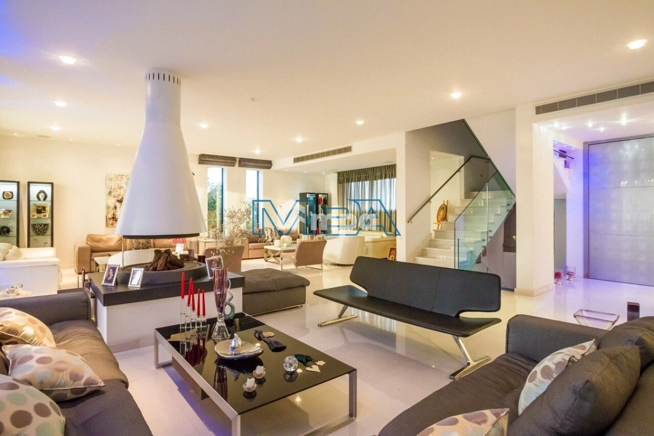 700m² House for Rent in Engomi, Nicosia District