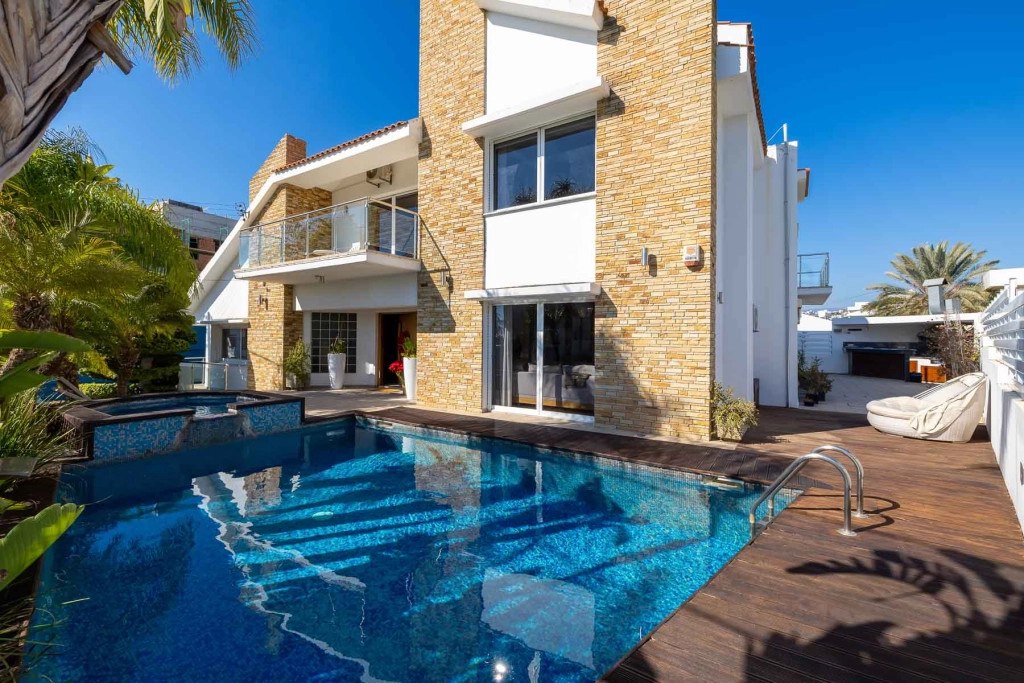 616m² House for Sale in Limassol – Kapsalos
