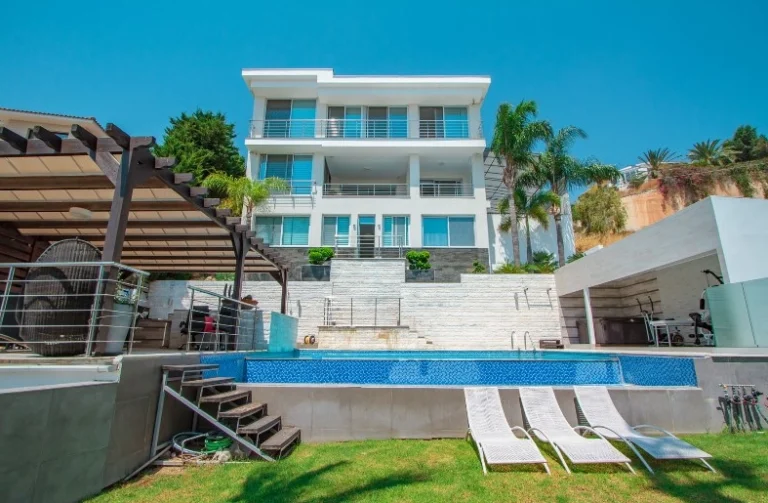 5 Bedroom House for Sale in Agios Tychonas, Limassol District