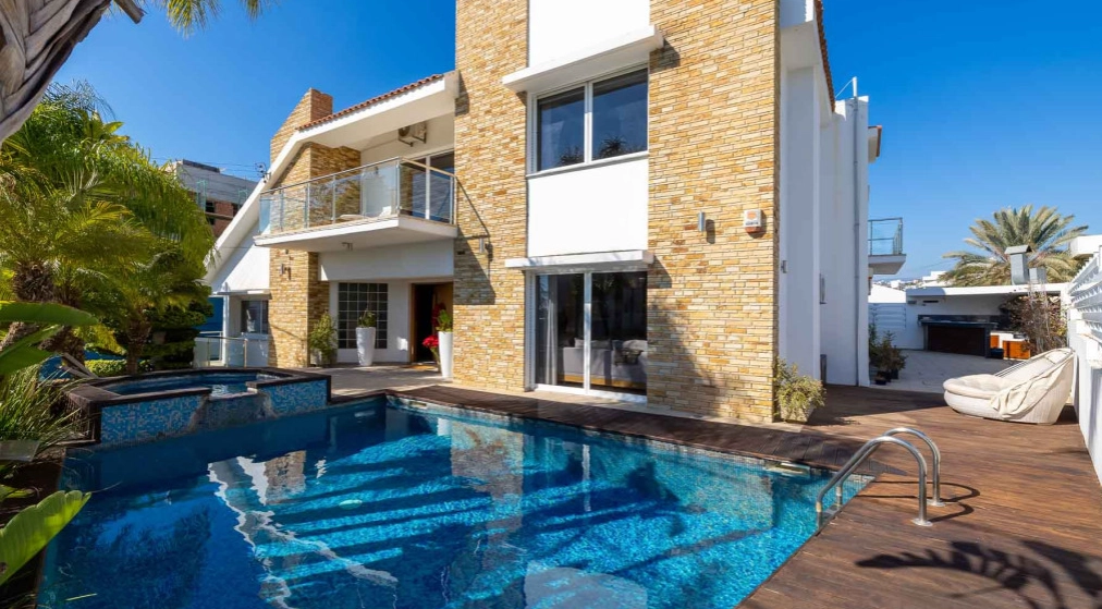 6+ Bedroom House for Sale in Limassol – Kapsalos