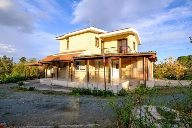 3 Bedroom House for Sale in Pyrga Larnakas, Larnaca District
