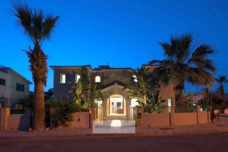 422m² House for Sale in Paphos – Universal