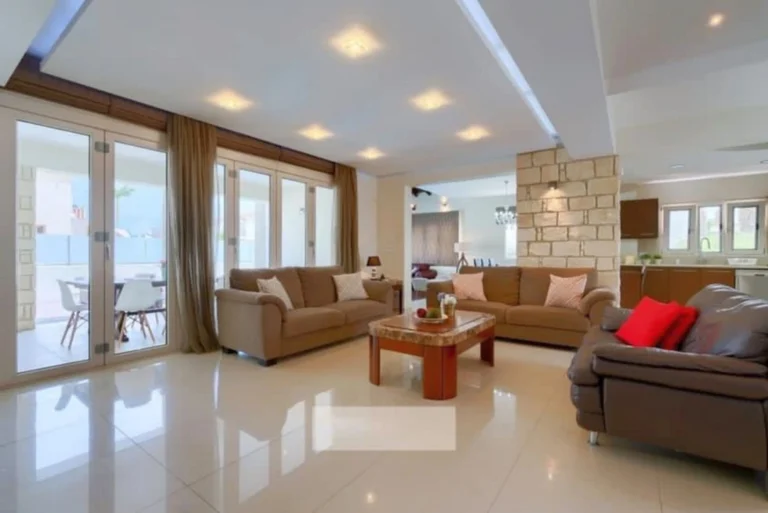 422m² House for Sale in Paphos – Universal