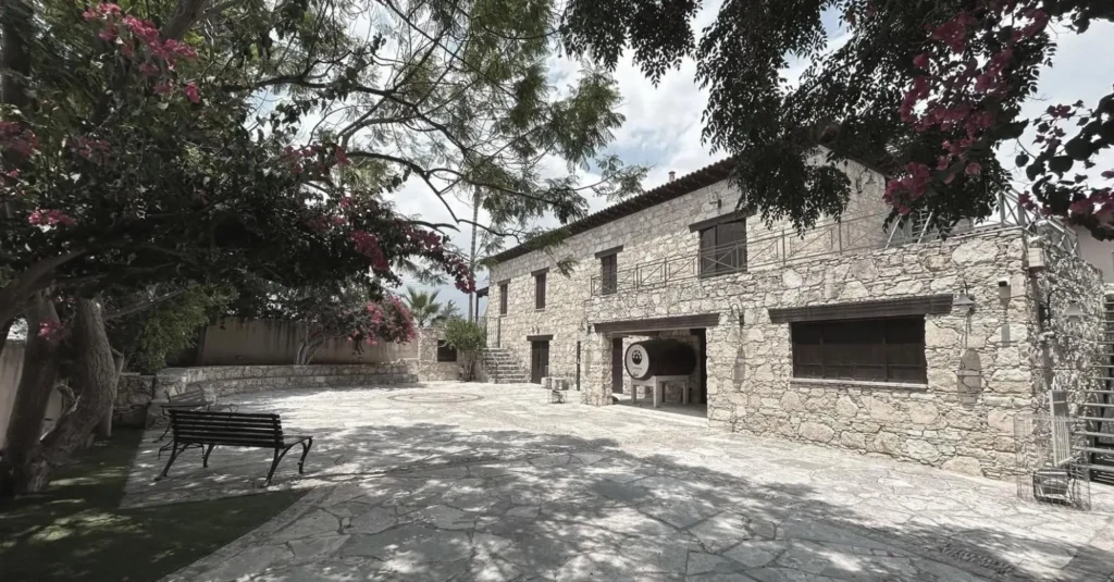 1073m² Office for Sale in Erimi, Limassol District