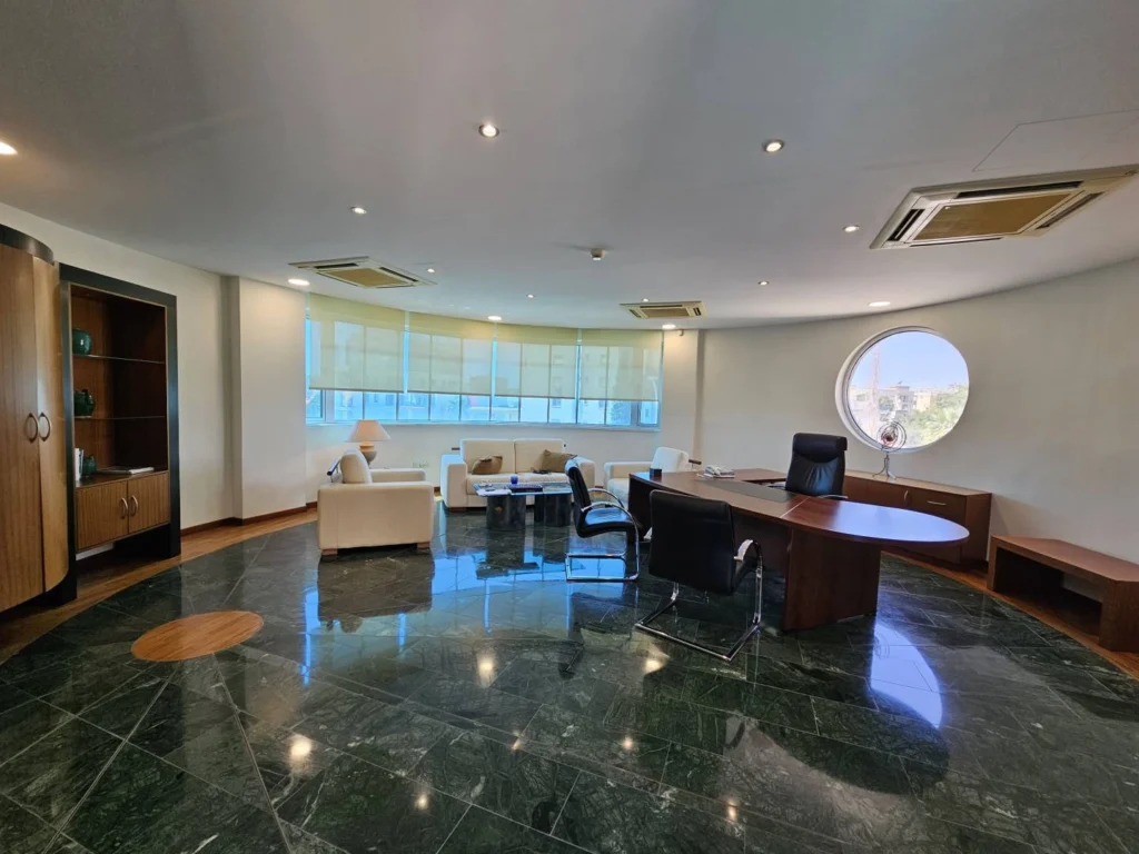 932m² Office for Sale