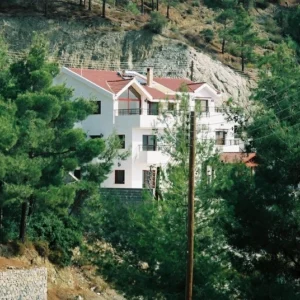 5 Bedroom House for Sale in Moniatis, Limassol District