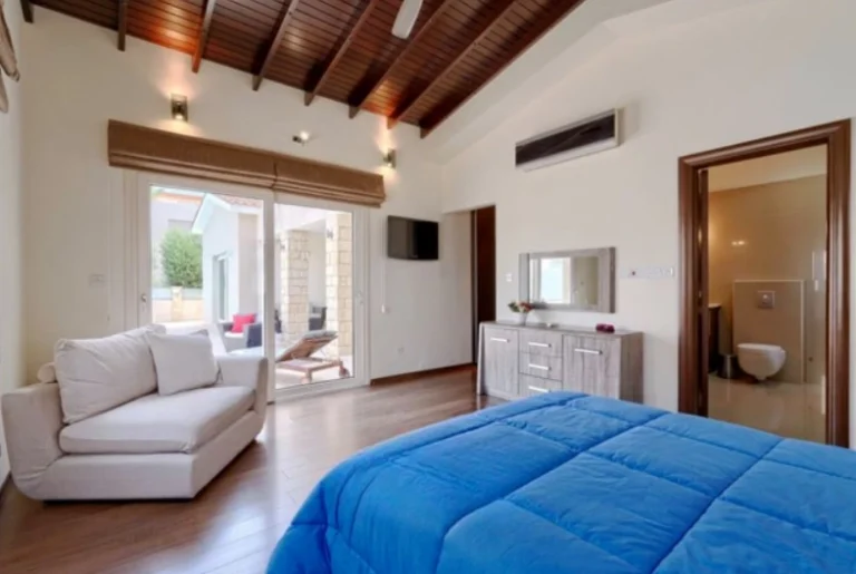 6+ Bedroom House for Sale in Paphos – Universal