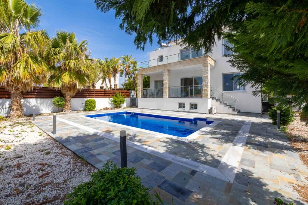 5 Bedroom House for Sale in Kissonerga, Paphos District