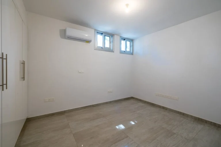 5 Bedroom House for Sale in Kissonerga, Paphos District