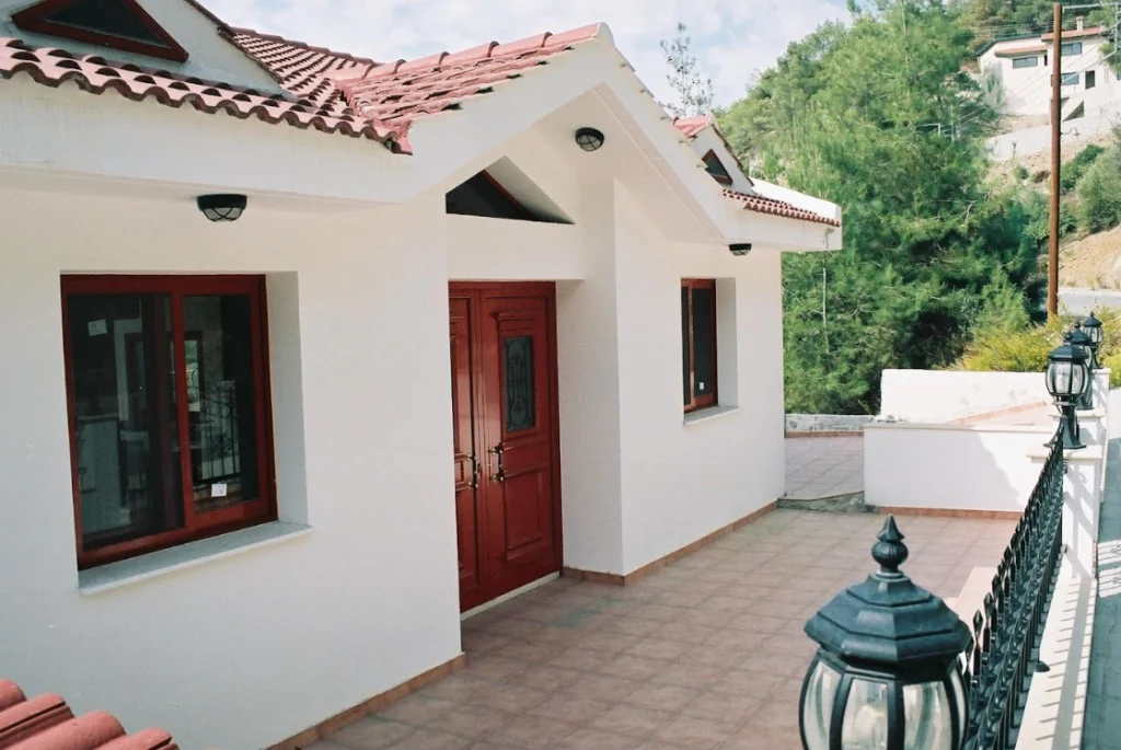 5 Bedroom House for Sale in Moniatis, Limassol District