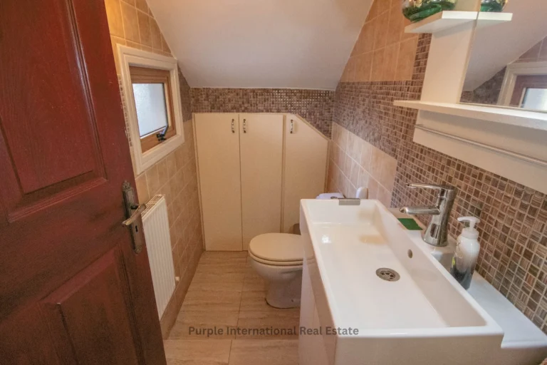 5 Bedroom House for Sale in Pervolia Larnacas